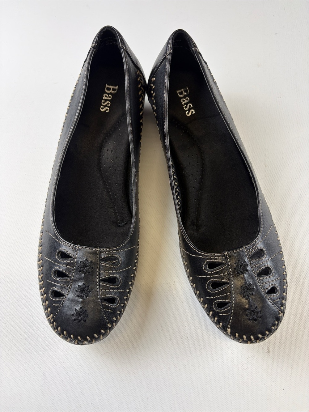 Bass Women’s Black Leather Cutout Whipstitch Low Heel Comfort Pumps size 7.5